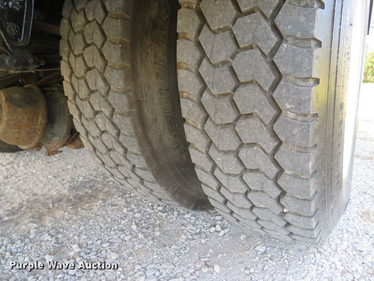 image for item DH1640 2002 Freightliner FL70 utility truck