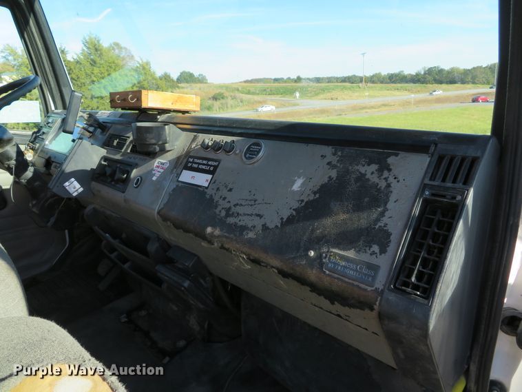 image for item DH1642 2003 Freightliner FL70 utility truck