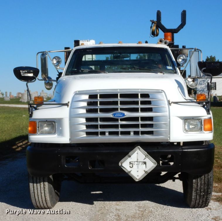 image for item DH2171 1995 Ford FT900 flatbed truck
