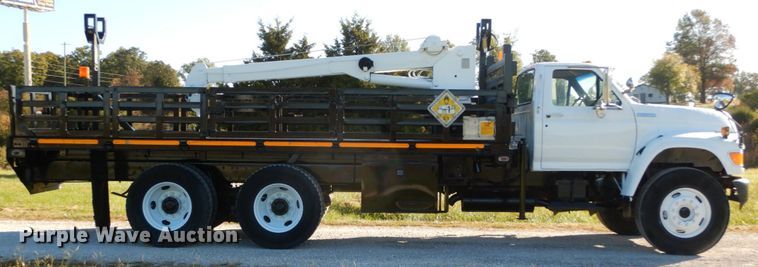 image for item DH2171 1995 Ford FT900 flatbed truck