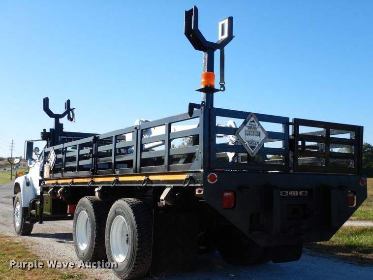 image for item DH2171 1995 Ford FT900 flatbed truck