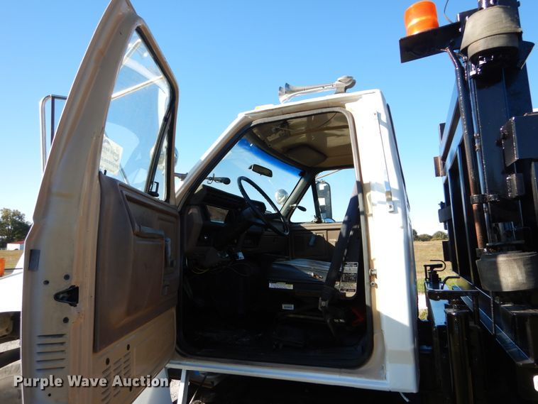 image for item DH2171 1995 Ford FT900 flatbed truck