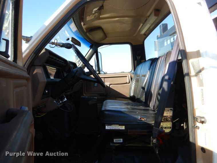 image for item DH2171 1995 Ford FT900 flatbed truck