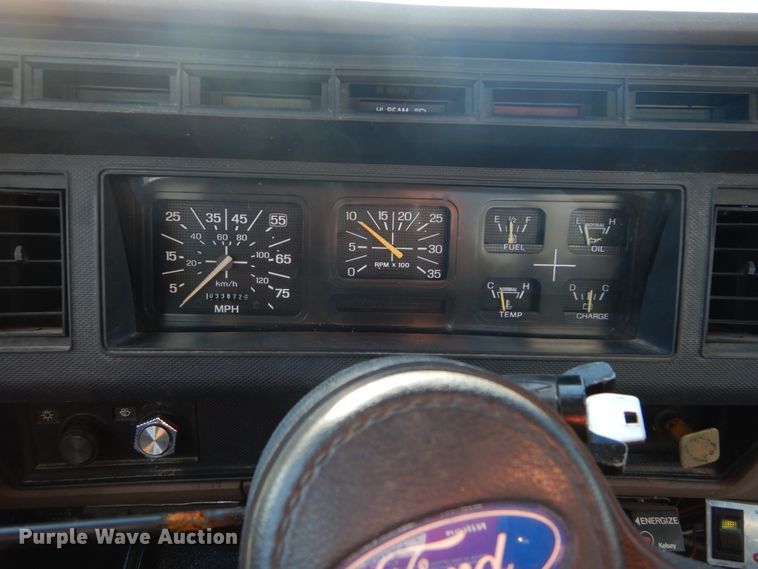 image for item DH2171 1995 Ford FT900 flatbed truck