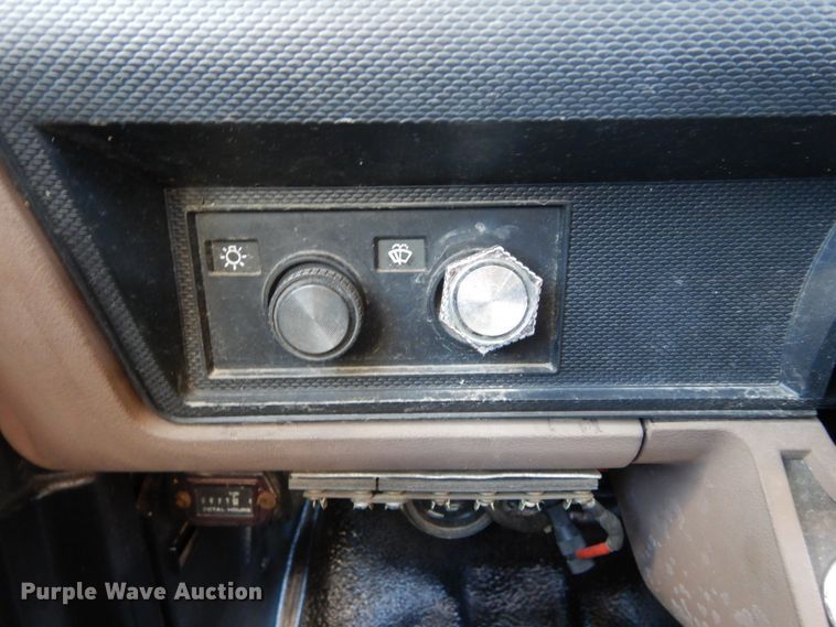 image for item DH2171 1995 Ford FT900 flatbed truck