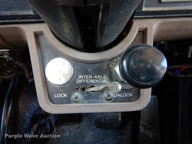 image for item DH2171 1995 Ford FT900 flatbed truck