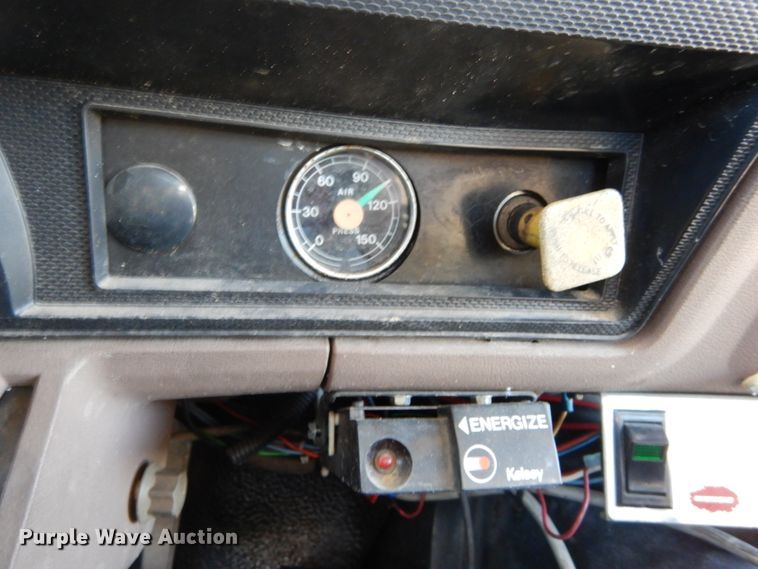 image for item DH2171 1995 Ford FT900 flatbed truck