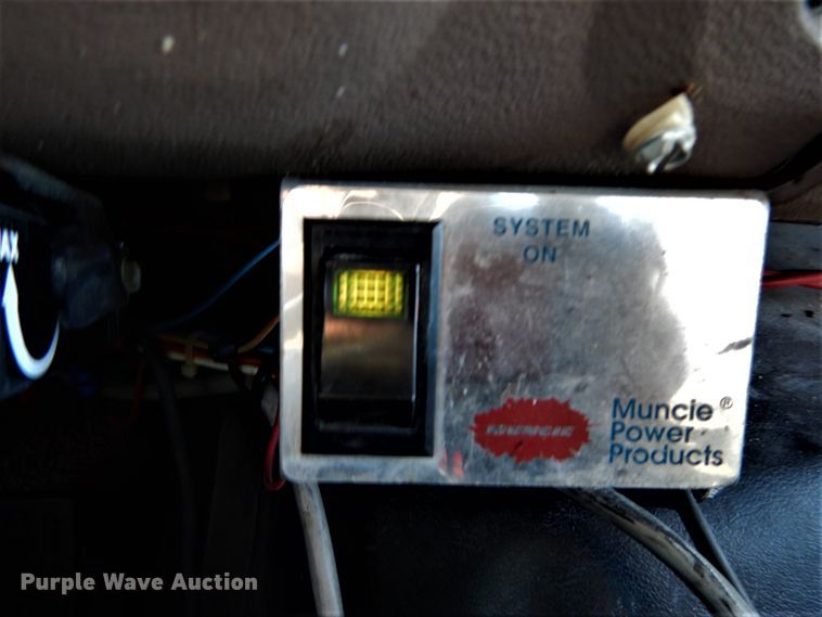 image for item DH2171 1995 Ford FT900 flatbed truck