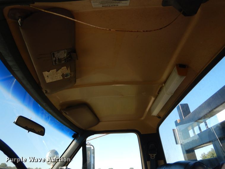 image for item DH2171 1995 Ford FT900 flatbed truck