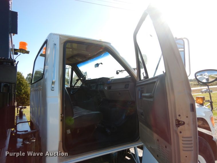 image for item DH2171 1995 Ford FT900 flatbed truck