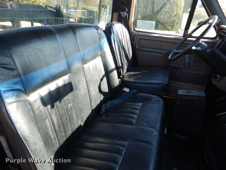 image for item DH2171 1995 Ford FT900 flatbed truck