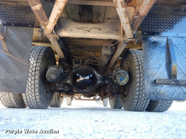 image for item DH2171 1995 Ford FT900 flatbed truck