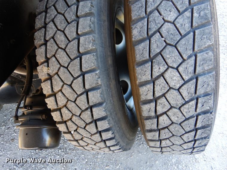 image for item DH2171 1995 Ford FT900 flatbed truck