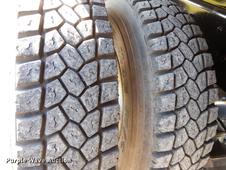 image for item DH2171 1995 Ford FT900 flatbed truck