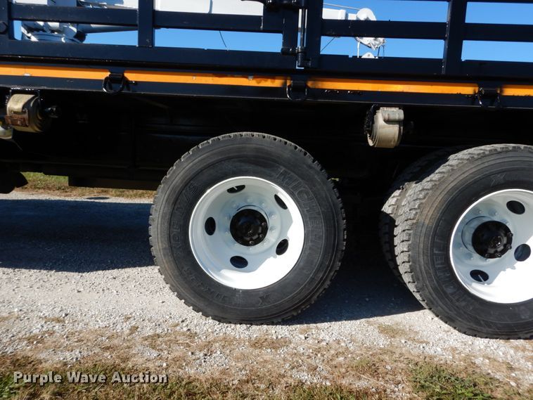 image for item DH2171 1995 Ford FT900 flatbed truck