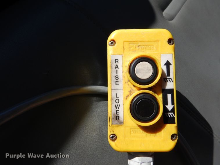 image for item DH2174 2004 Ford F350 Super Duty XL pickup truck with dump bed insert