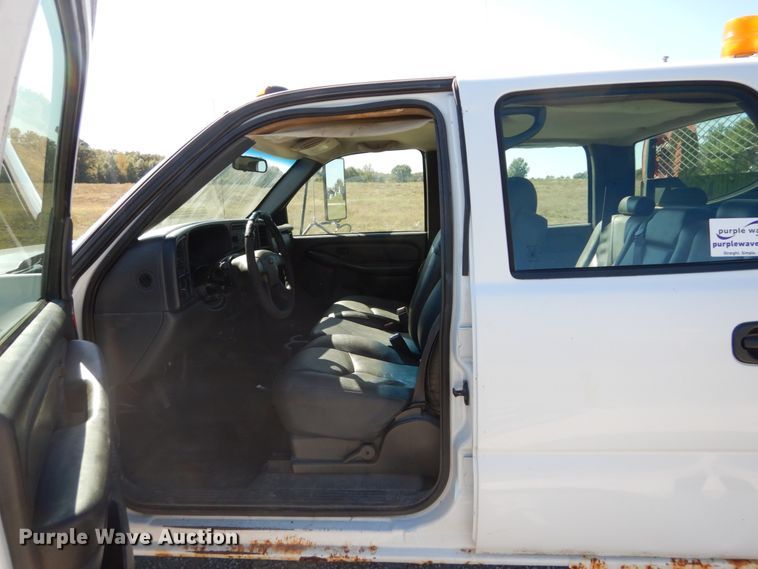 image for item DH2180 2003 Chevrolet Silverado 3500 Crew Cab utility bed pickup truck