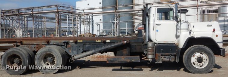 image for item DH2187 1999 Mack DM690S roll off container truck