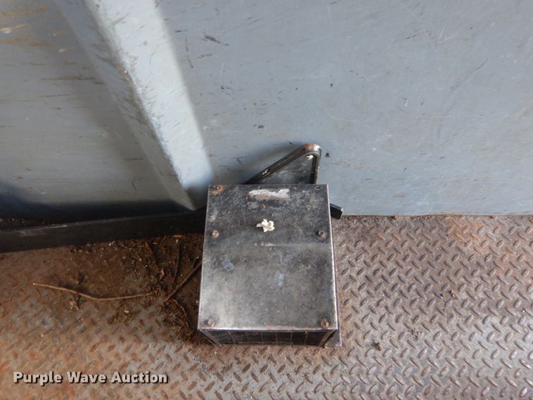 image for item DH2203 2004 GMC C6500 chipper truck