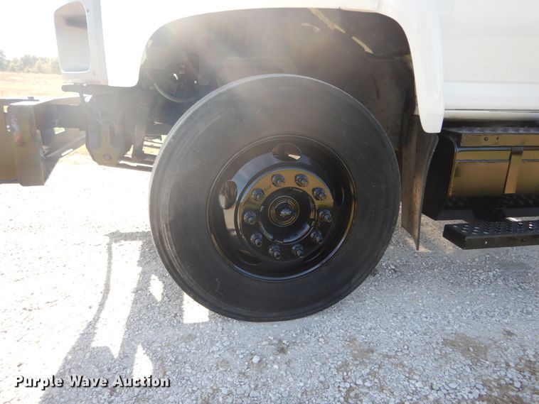 image for item DH2203 2004 GMC C6500 chipper truck