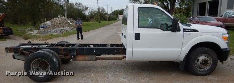 image for item DH2600 2011 Ford F350 Super Duty pickup truck cab and chassis