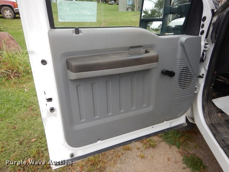 image for item DH2600 2011 Ford F350 Super Duty pickup truck cab and chassis