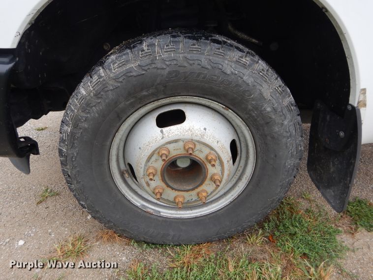 image for item DH2600 2011 Ford F350 Super Duty pickup truck cab and chassis