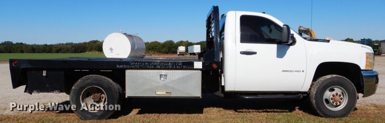 image for item DH2619 2007 Chevrolet Silverado 3500HD flatbed pickup truck