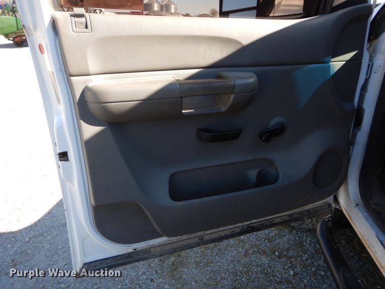 image for item DH2619 2007 Chevrolet Silverado 3500HD flatbed pickup truck