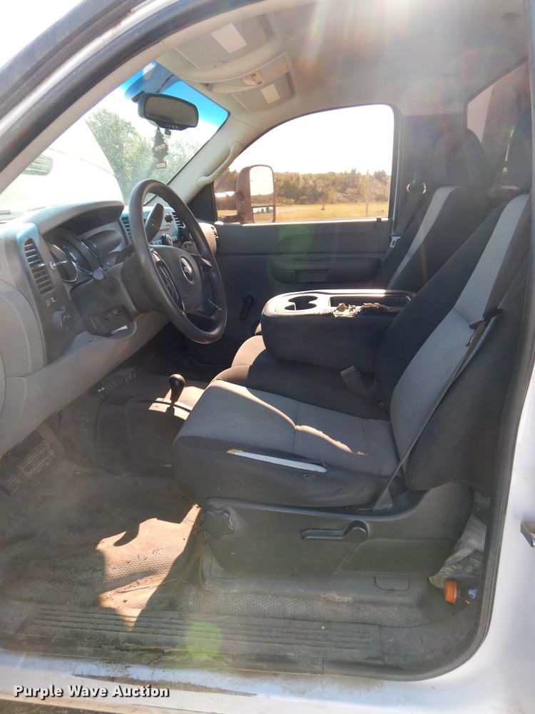 image for item DH2619 2007 Chevrolet Silverado 3500HD flatbed pickup truck