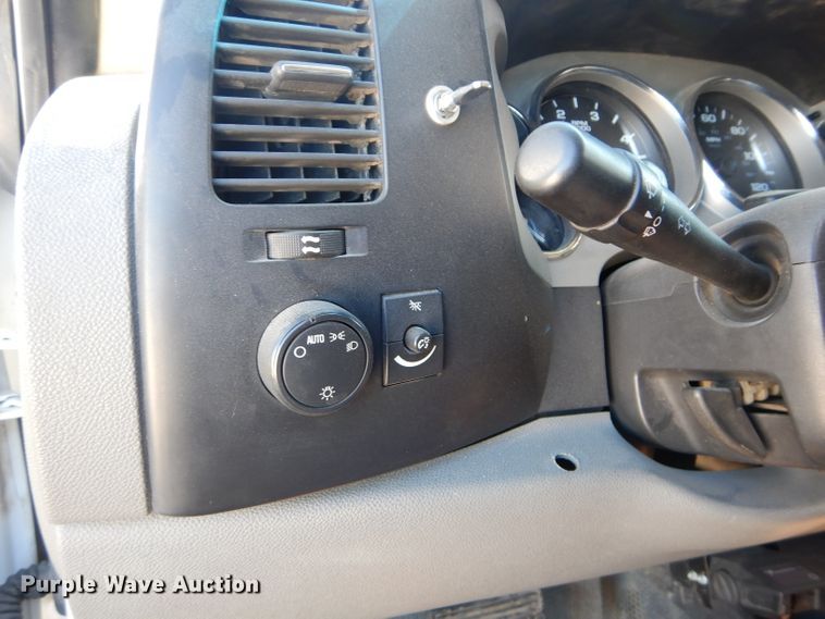 image for item DH2619 2007 Chevrolet Silverado 3500HD flatbed pickup truck