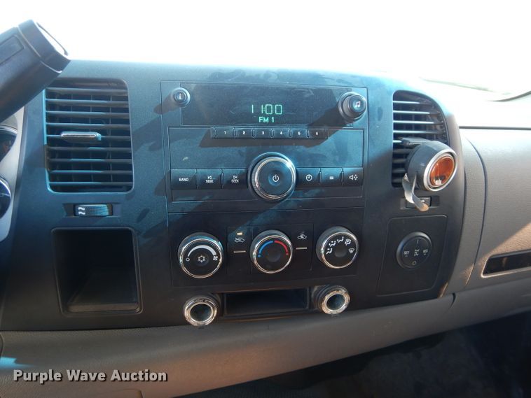 image for item DH2619 2007 Chevrolet Silverado 3500HD flatbed pickup truck