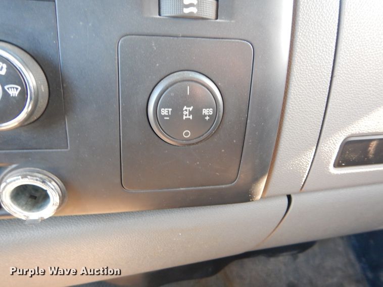 image for item DH2619 2007 Chevrolet Silverado 3500HD flatbed pickup truck