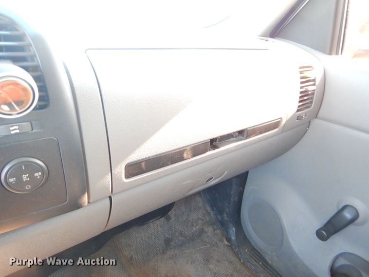 image for item DH2619 2007 Chevrolet Silverado 3500HD flatbed pickup truck