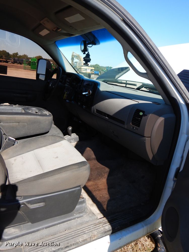 image for item DH2619 2007 Chevrolet Silverado 3500HD flatbed pickup truck