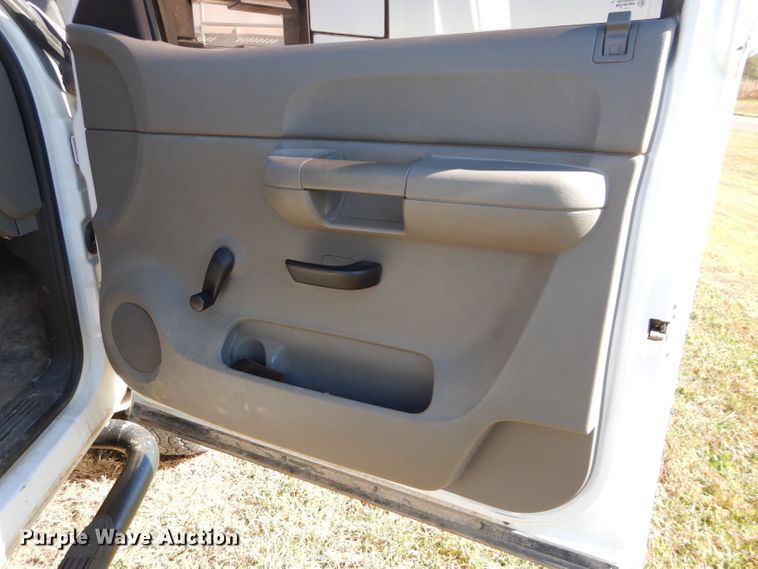 image for item DH2619 2007 Chevrolet Silverado 3500HD flatbed pickup truck