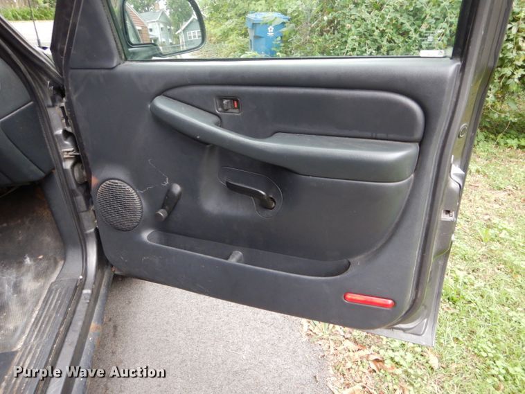 image for item DH6228 2000 GMC Sierra 1500 SL pickup truck