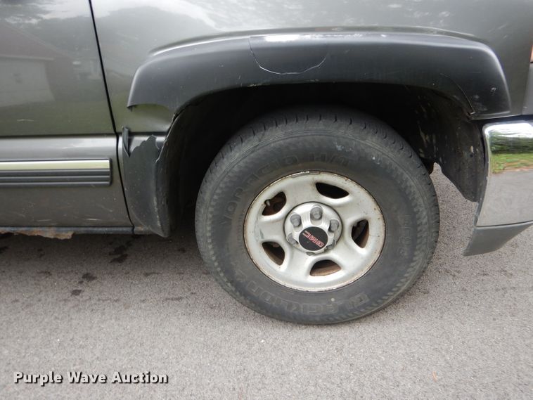 image for item DH6228 2000 GMC Sierra 1500 SL pickup truck