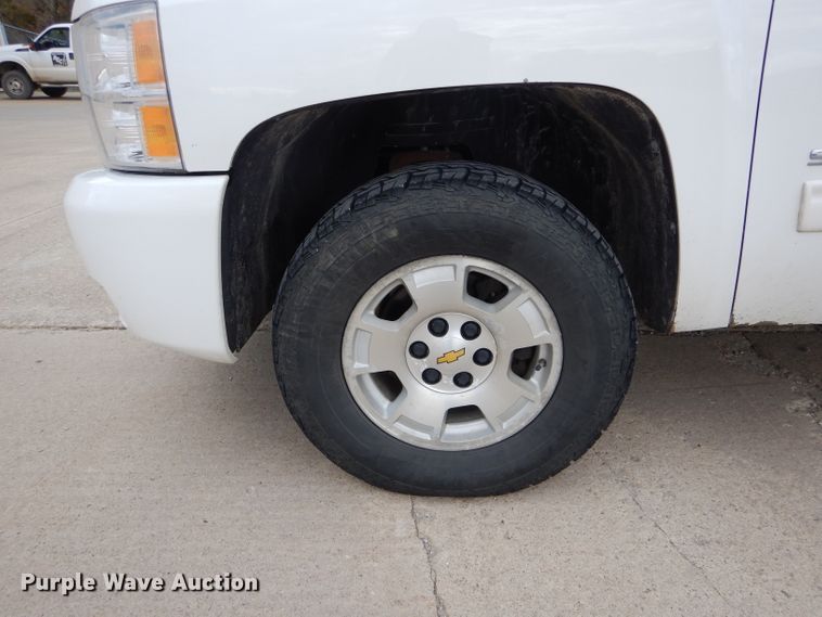 image for item DH6242 2011 Chevrolet Silverado 1500 LT Crew Cab pickup truck