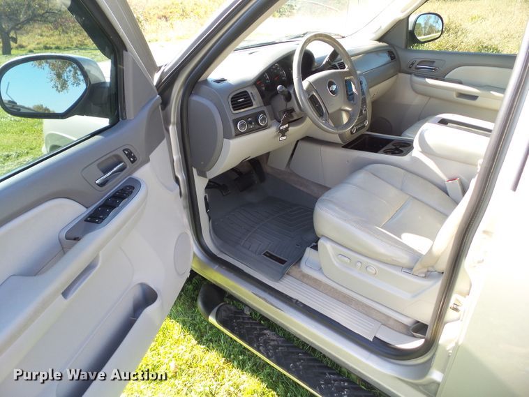 image for item EM9228 2009 Chevrolet Avalanche LT Crew Cab pickup truck