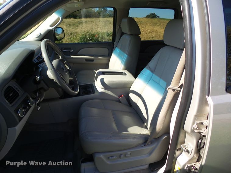 image for item EM9228 2009 Chevrolet Avalanche LT Crew Cab pickup truck