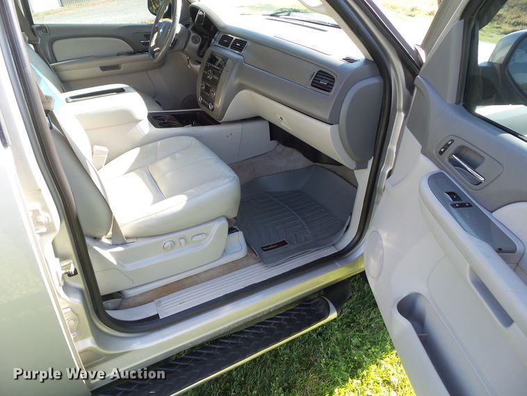 image for item EM9228 2009 Chevrolet Avalanche LT Crew Cab pickup truck