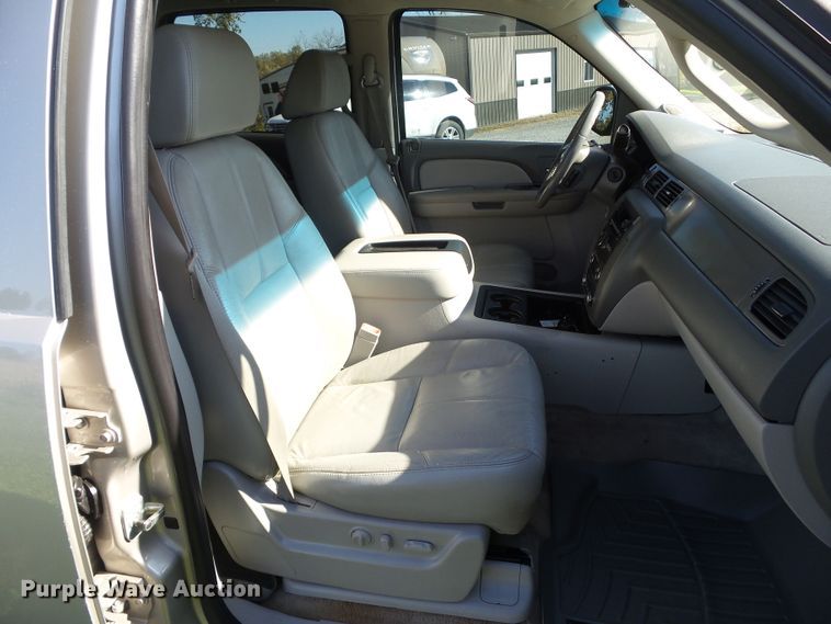 image for item EM9228 2009 Chevrolet Avalanche LT Crew Cab pickup truck