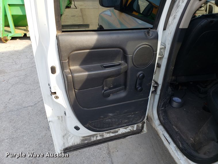 image for item ET9913 2005 Dodge Ram 2500 Quad Cab pickup truck