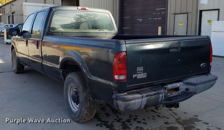 image for item ET9914 2004 Ford F350 Super Duty Crew Cab pickup truck