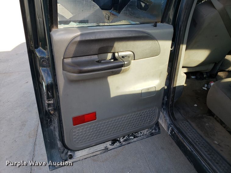 image for item ET9914 2004 Ford F350 Super Duty Crew Cab pickup truck