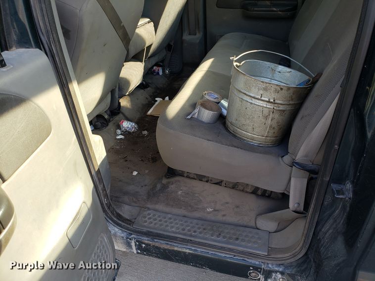 image for item ET9914 2004 Ford F350 Super Duty Crew Cab pickup truck