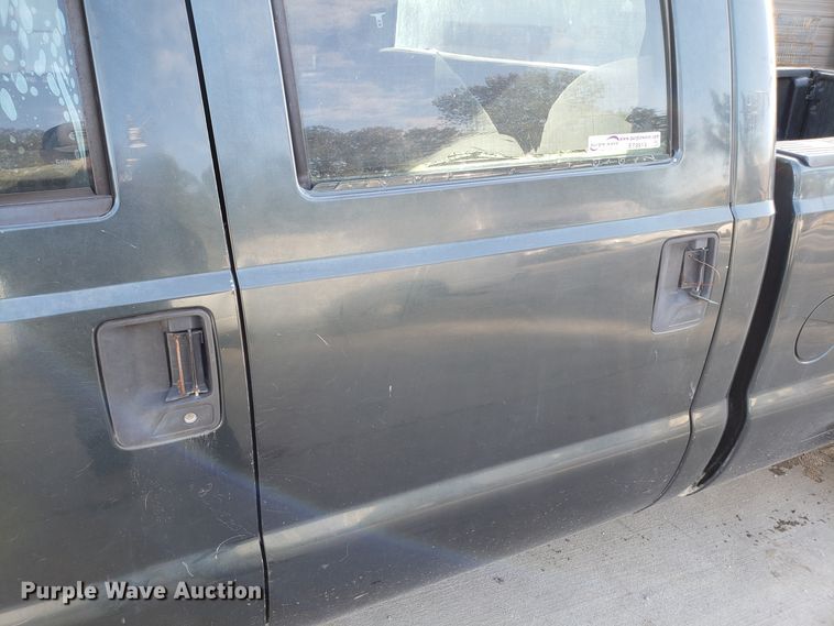 image for item ET9914 2004 Ford F350 Super Duty Crew Cab pickup truck