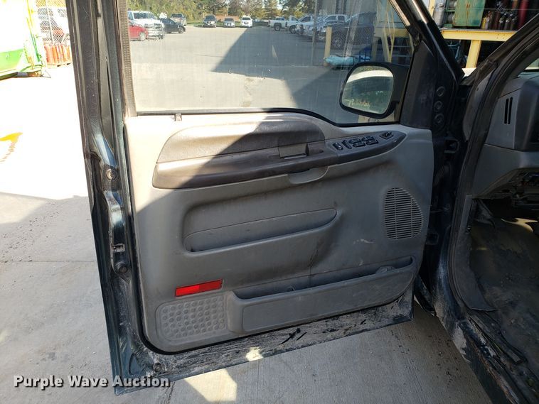 image for item ET9914 2004 Ford F350 Super Duty Crew Cab pickup truck