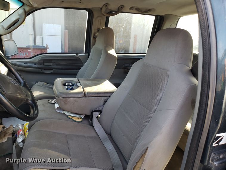 image for item ET9914 2004 Ford F350 Super Duty Crew Cab pickup truck